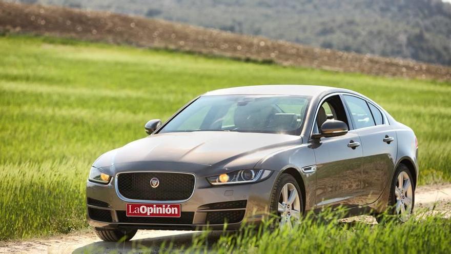 La puesta en escena convence por el agraciado estilo de las berlinas grandes de Jaguar; no es tan grande como éstas pero a cambio demuestra dinámica conservando confort; el motor de 180 CV gasta muy poco