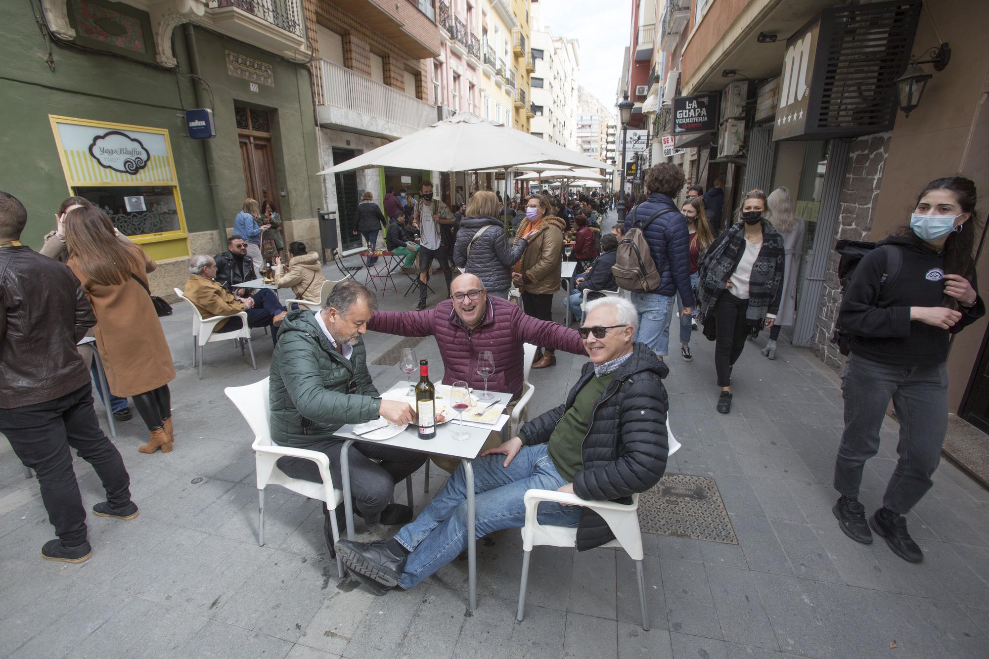 Lleno en las terrazas del centro de Alicante el primer fin de semana de apertura