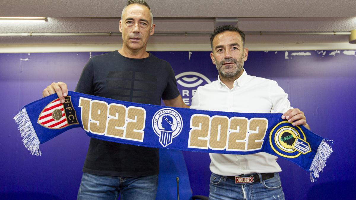 Ángel Rodríguez y Paco Peña posan juntos durante la presentación del entrenador