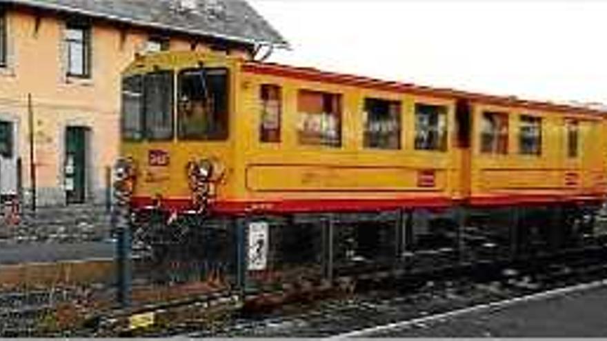 Una locomotora del Tren Groc aturada en una estació aquest mes.