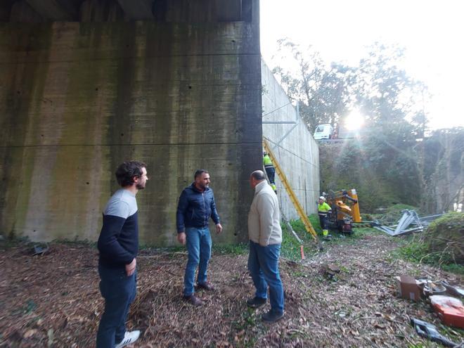 En imágenes: los trabajos de colocación de la pasarela metálica que evitará cruzar la N-640 en San Tirso de Abres