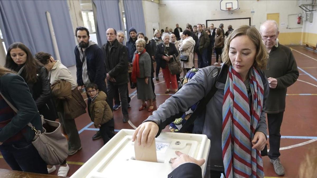 Una votante participa en Marsella en las primarias para elegir al candidato de la derecha a las presidenciales del 2017.