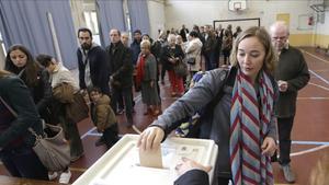 Una votante participa en Marsella en las primarias para elegir al candidato de la derecha a las presidenciales del 2017.