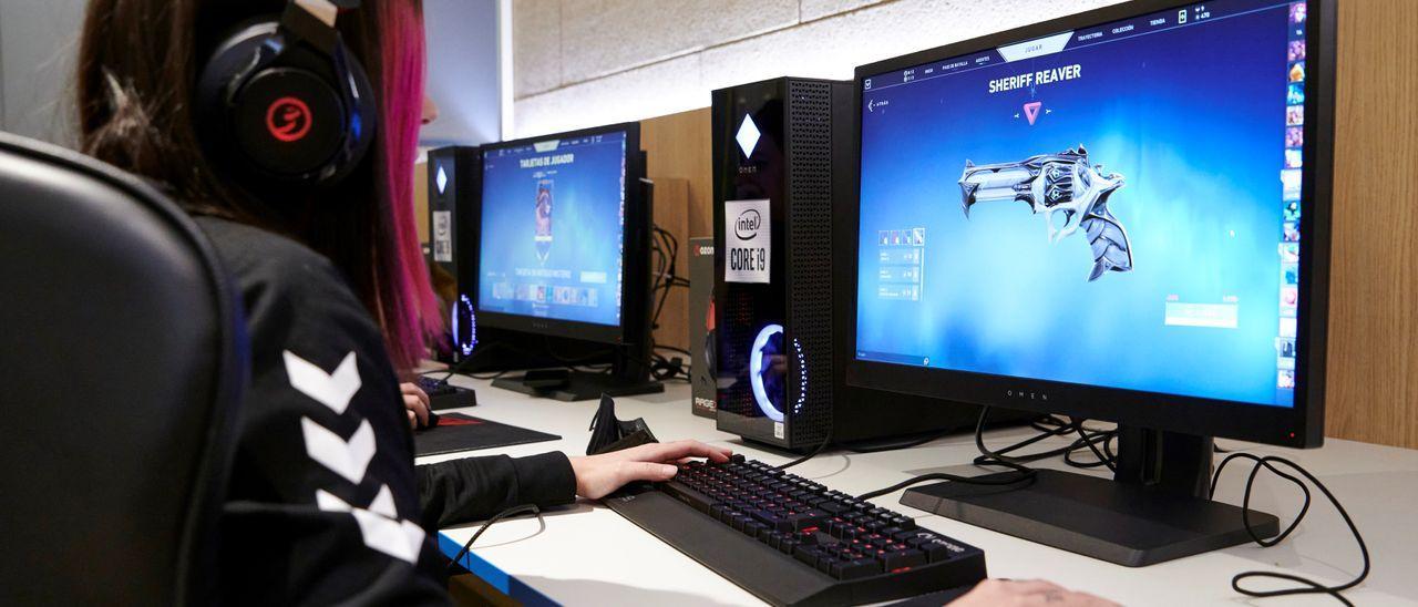 Una joven jugando a un videojuego de PC.