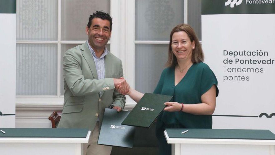 Luis López y Marta Valcárcel firman el convenio. | D.P.