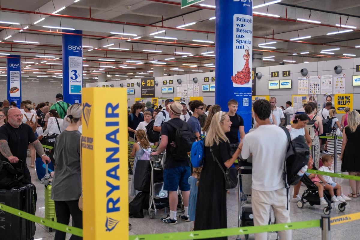 Pasajeros de Ryanair este viernes festivo en el aeropuerto de Palma con huelga convocada entre el personal de tierra.