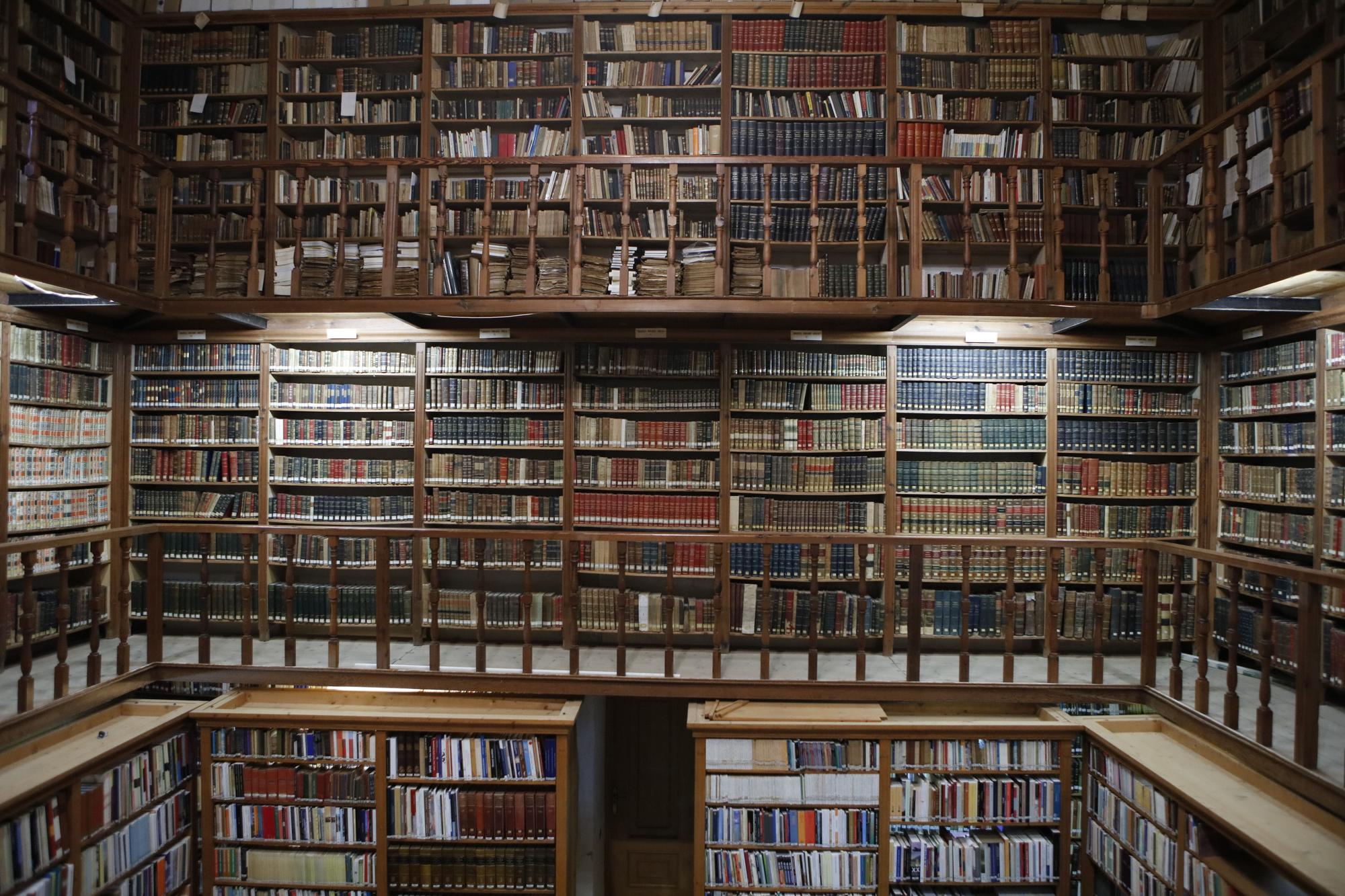 Das Kloster La Real beherbergt eine Bibliothek mit Büchern, die teils aus dem 14. Jahrhundert stammen.