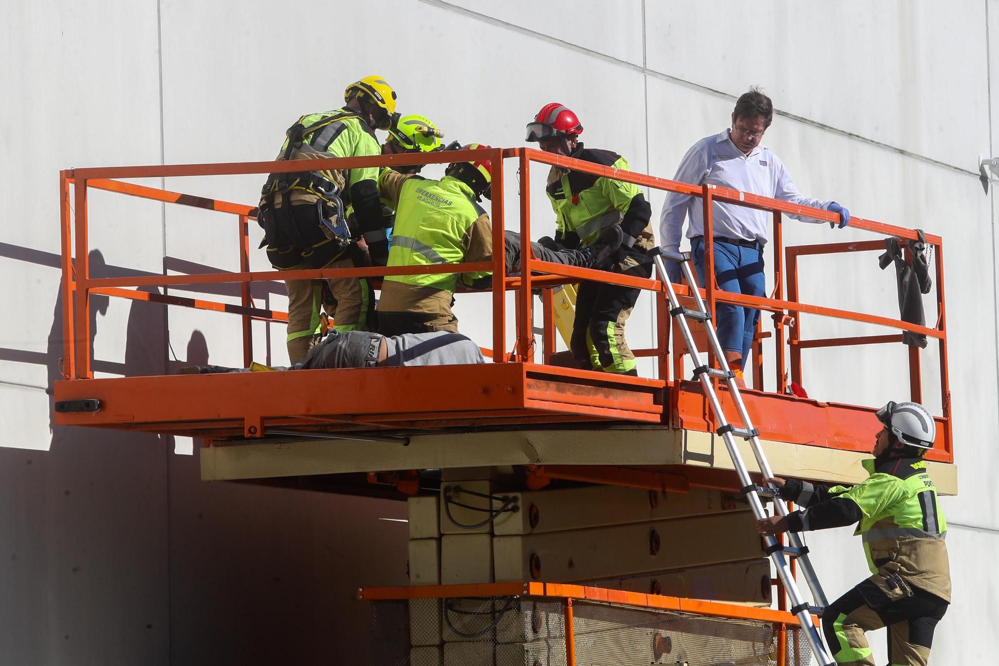 Rescate y evacuación de dos heridos al ceder un plataforma elevadora en Vilagarcía