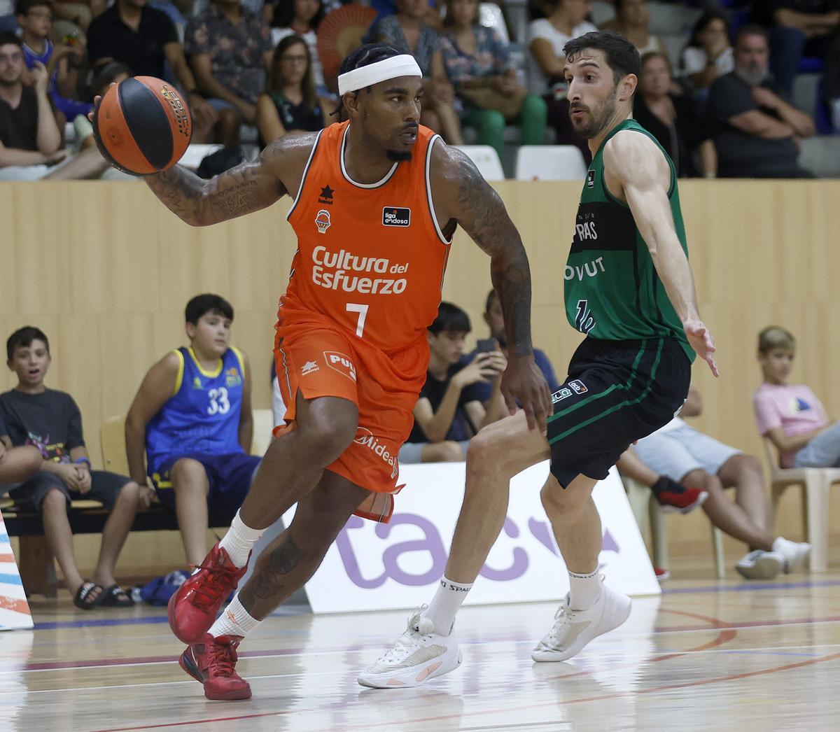 Chris Jones, ante Guillem Vives en el partido de este domingo en Salou