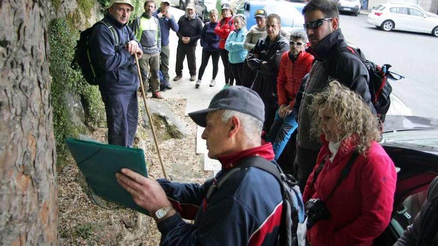 Antonio Presas, ayer, realiza una explicación durante la ruta geológica lalinense. // Bernabé/Luismy