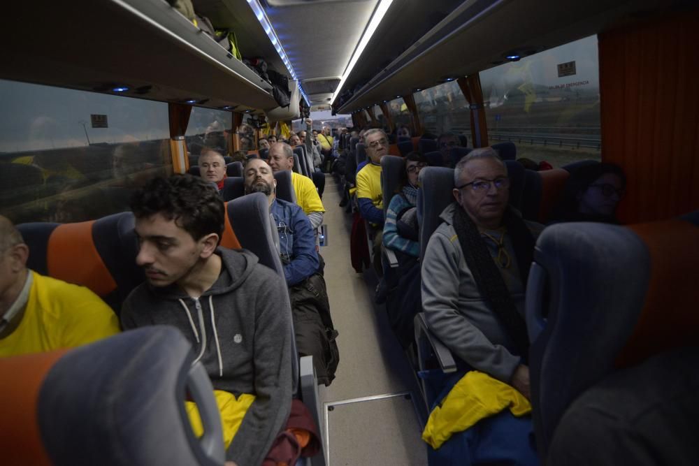 Los trabajadores de Alcoa de Asturias parten hacia Madrid a una manifestación contra el cierre de la fábrica