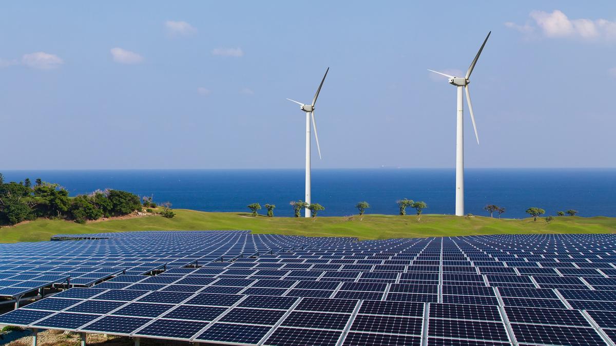 Turbinas éolicas y paneles solares