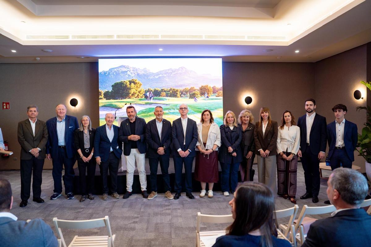 Autoridades locales y empresariales reunidas hoy en el hotel Bongolf.