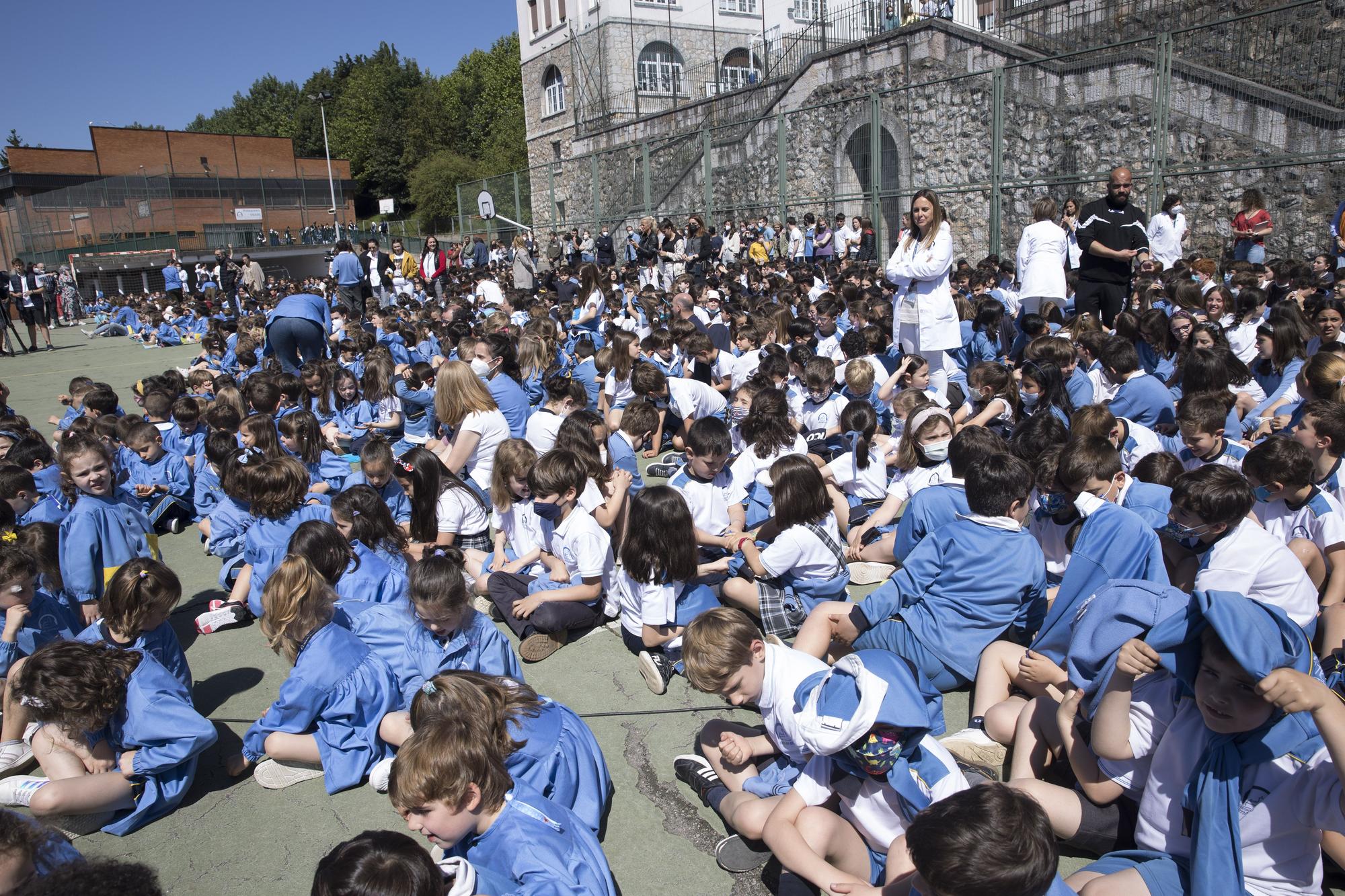 Izado de bandera en el colegio Santa María del Naranco