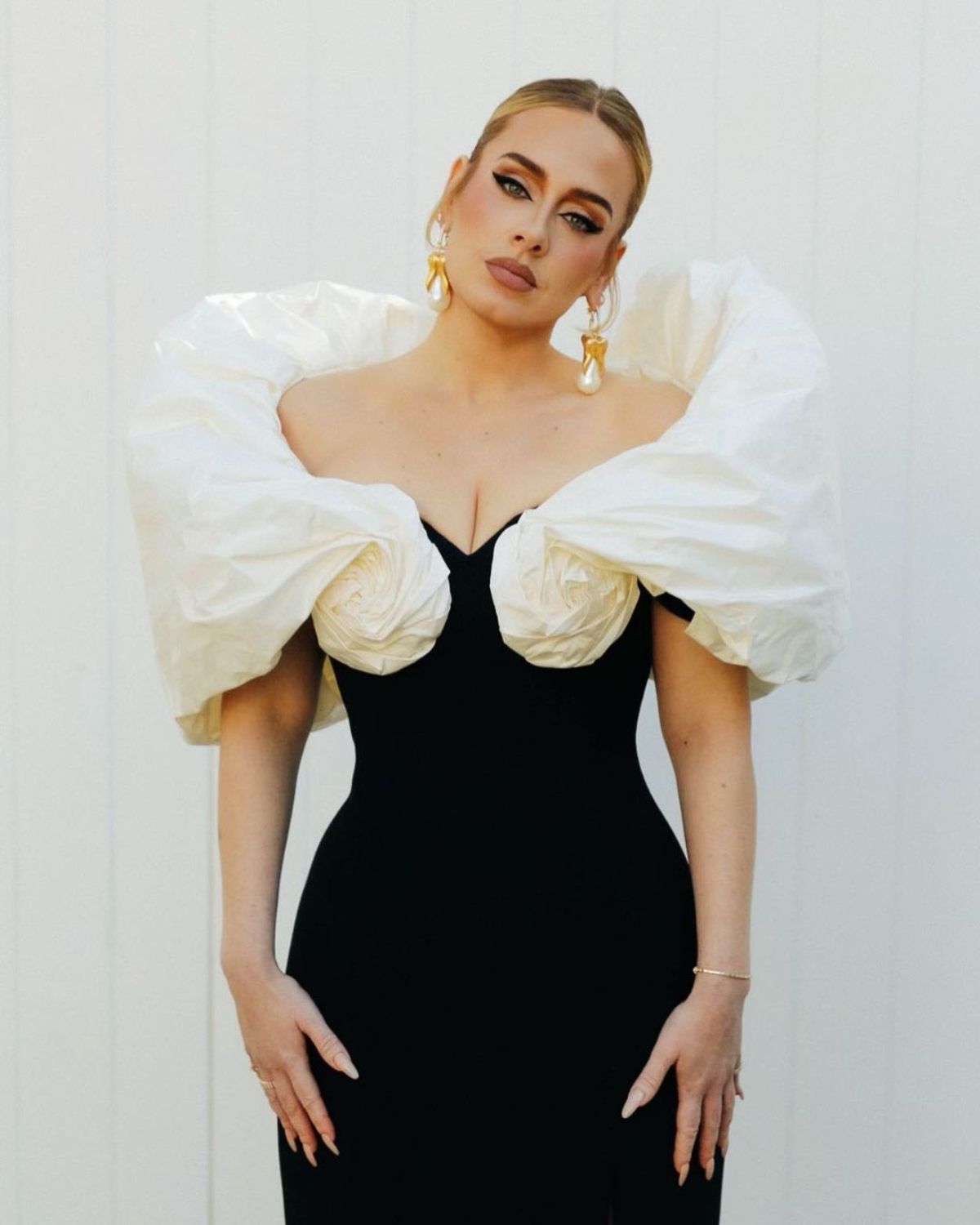 Adele con un vestido de Schiaparelli