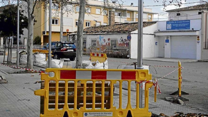 Imagen de las obras de la plaza y el edificio tapiado (al fondo).