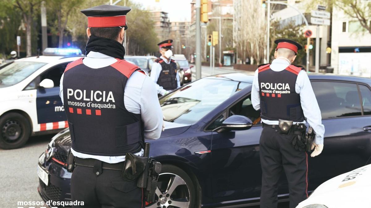 Mossos haciendo controles para evitar desplazamientos a segundas residencias.