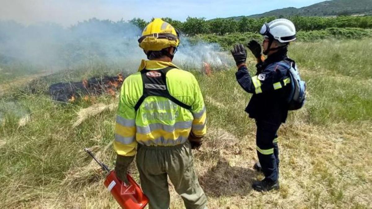 Dos bomberos de la Diputación, durante el proyecto piloto en Alcalà. | MEDITERRÁNEO