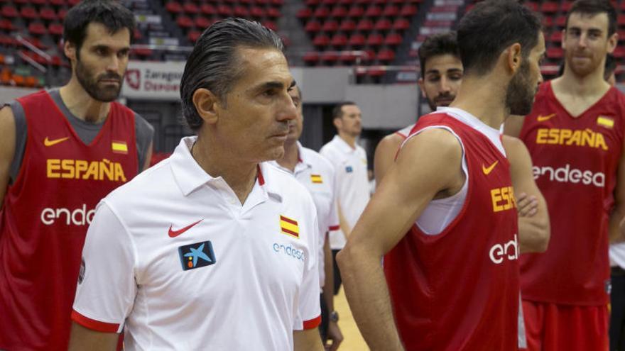 Sergio Scariolo junto a varios jugadores de la selección.