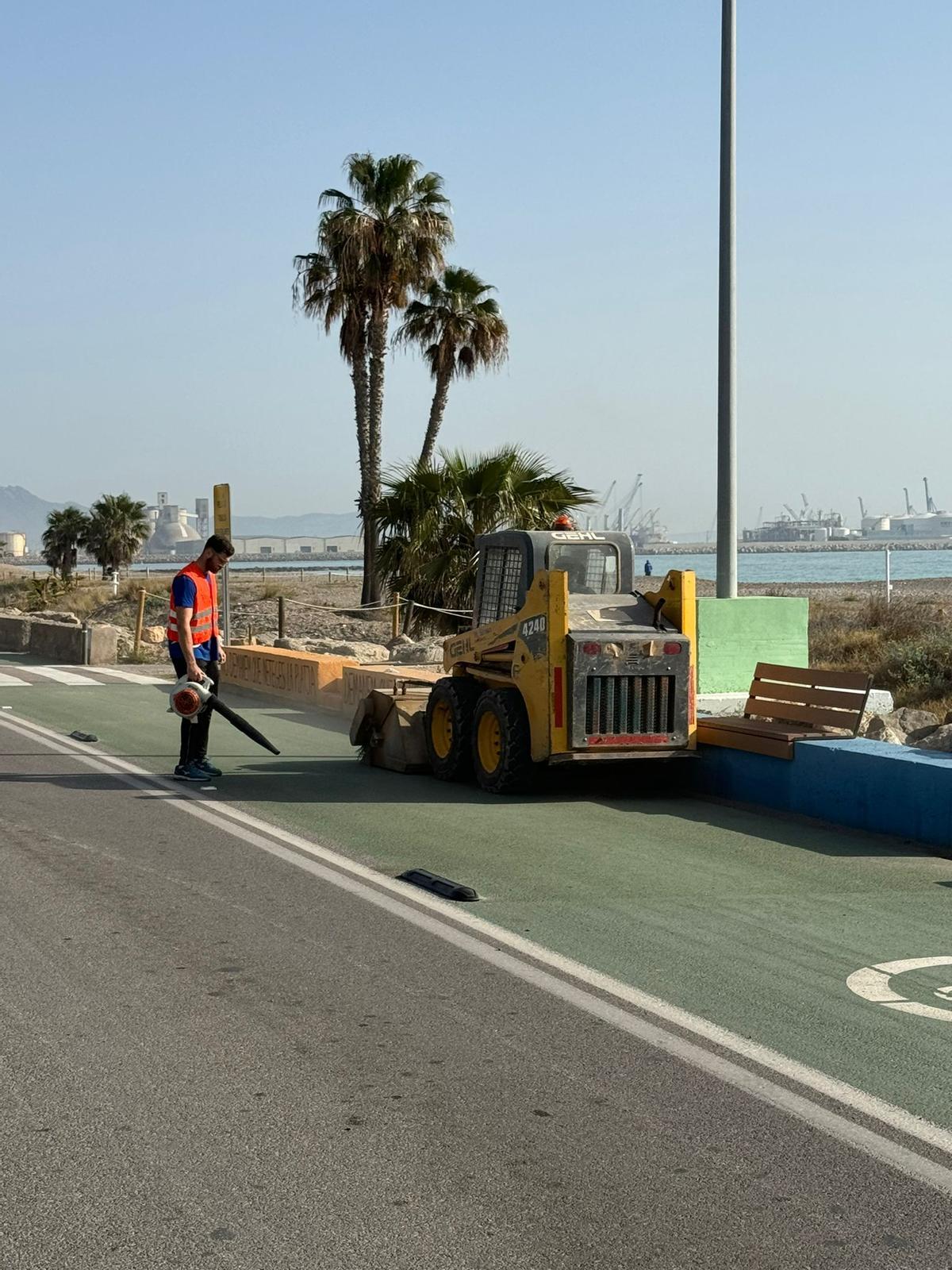 Maquinaria actuó en la zona de la playa de Almassora.