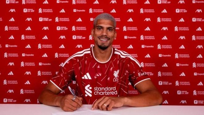 Araujo ya viste de rojo con el Liverpool tras dejar el Barça