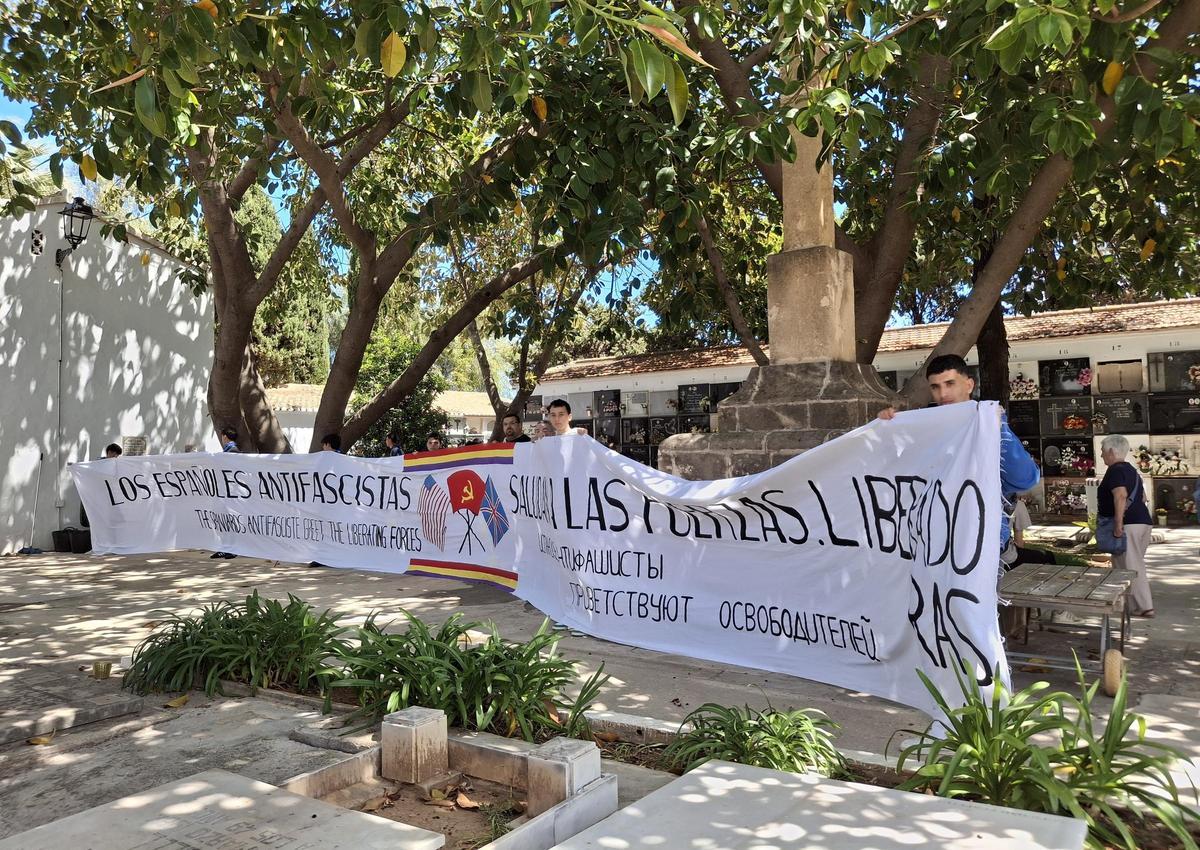 Los alumnos despligan la pancarta que es una réplica de la que los deportados españoles colgaron el día de su liberación