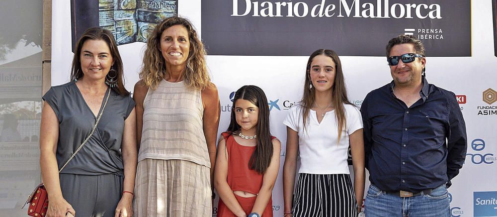 Cati Darder, Inés Mora (madre de María), Neus Fernández, María Perelló y Ángel de Juan (padre) acudieron junto a la joven regatista para arroparla en una cita tan importante para ella.