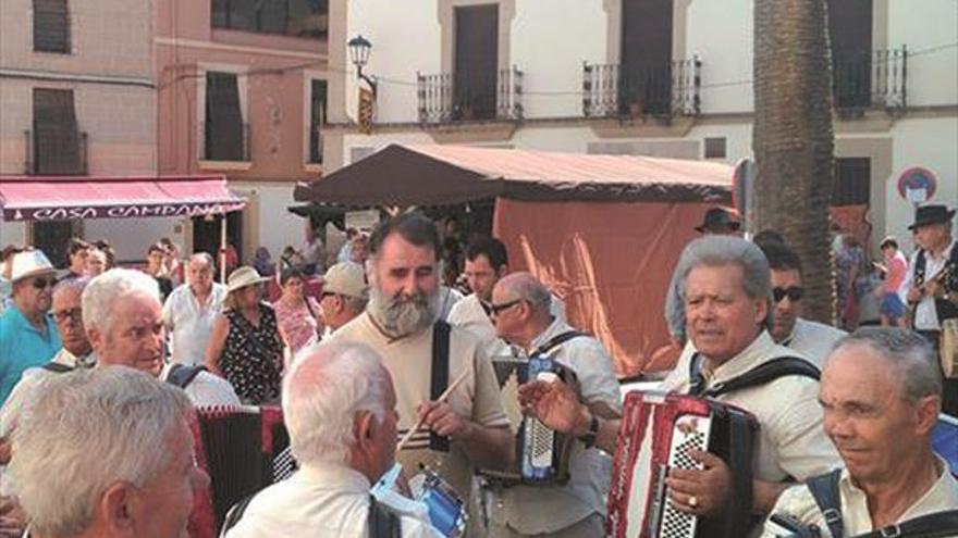 El mercado de artesanía de las velas incluye espectáculos