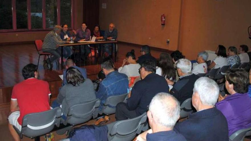 Reunión de vecinos, ayer, con la alcaldesa y ediles del Gobierno de Bergondo.