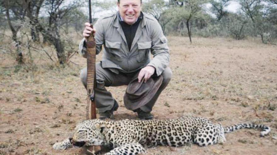 César Cadaval, con el leopardo.