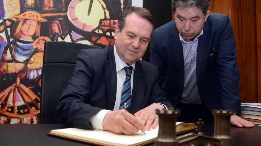 Caballero firma en el Libro de Honor del Concello de Pontevedra en presencia de Lores. // Rafa Vázquez