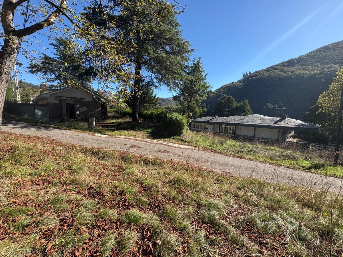 Una de las casas del poblado y, abajo, el antiguo centro social.