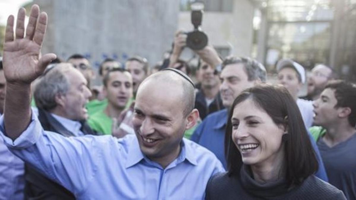 El candidato ultraderechista Naftali Bennet y su esposa Gilat votan.