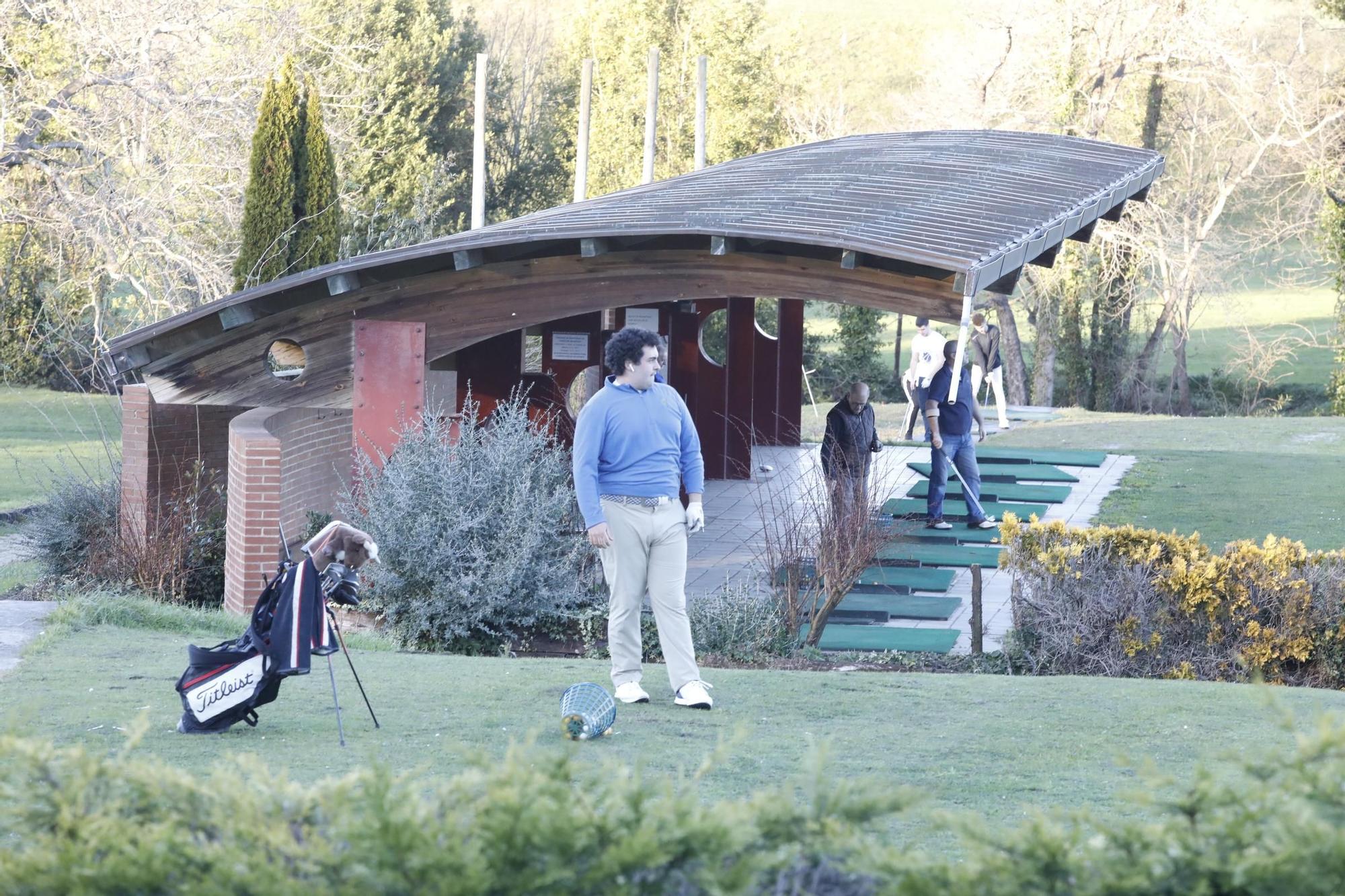 Usuarios y empleados en el campo de golf de El Tragamón