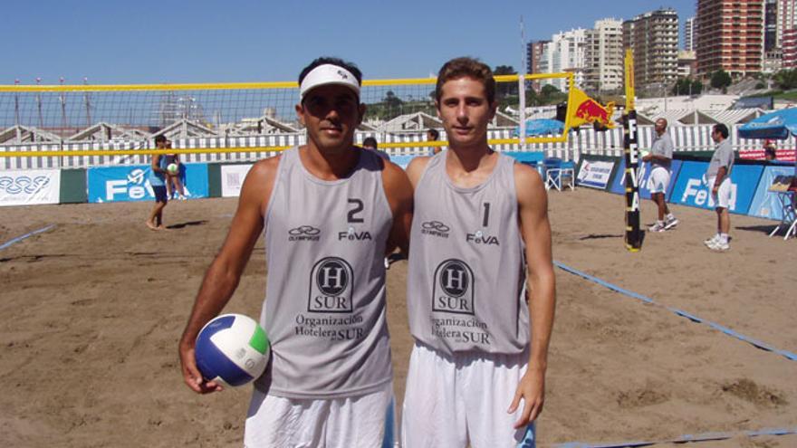 Ariel Olmedo, en su etapa de jugador de voley playa, con su compañero Gabriel Fernández. 