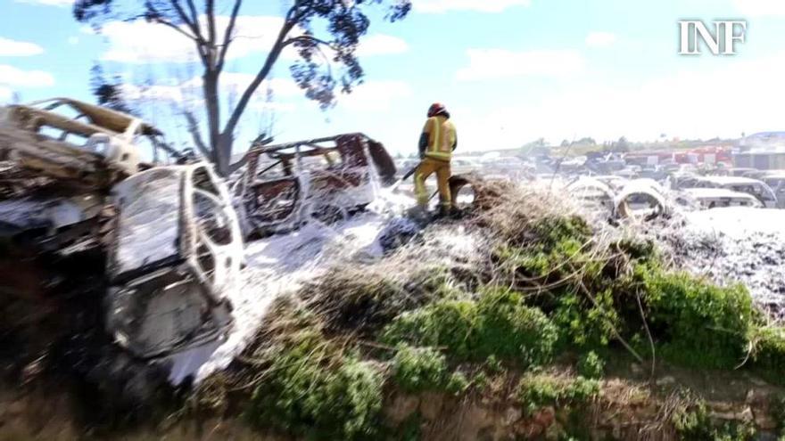 Un incendio en un desguace de Dolores calcina más de 50 coches