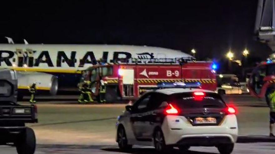 Algunos operarios grabaron el momento en que los bomberos llegaban al avión
