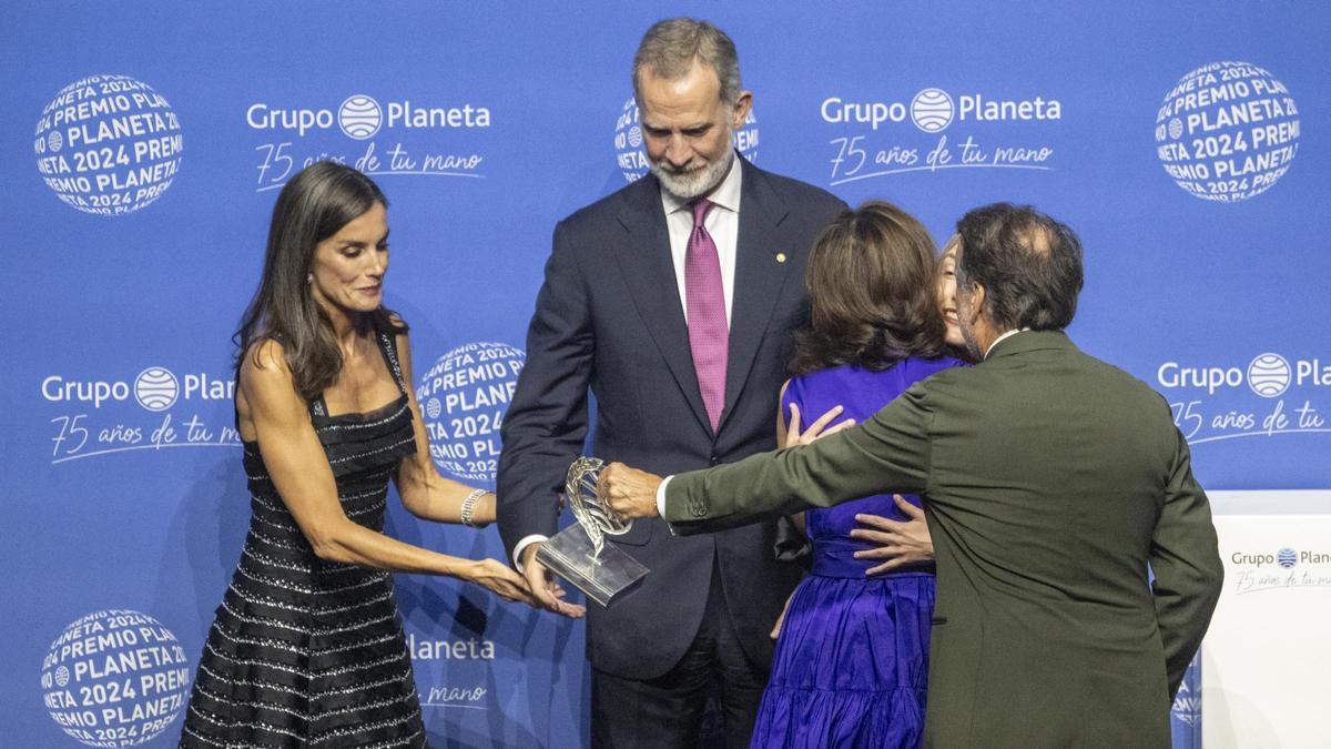 Momentos de desconcierto de los Reyes en la entrega del premio a Paloma SánchezGarnica