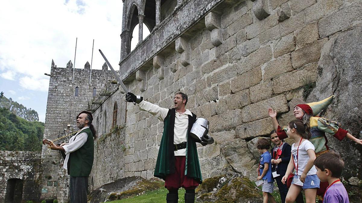 Visita teatralizada no Castelo de Soutomaior previa á COVID-19.   | // ALBA VILLAR.