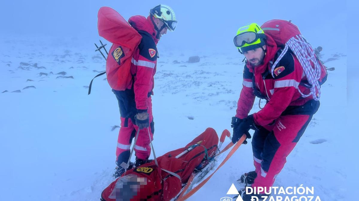 Dos bomberos, junto a uno de los cadáveres en las faldas del Moncayo.