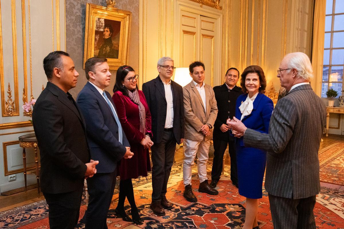 José Lebeña, segundo por la izquierda, durante la recepción de los reyes de Suecia a un grupo de periodistas mexicanos en Estocolmo, en 2024.