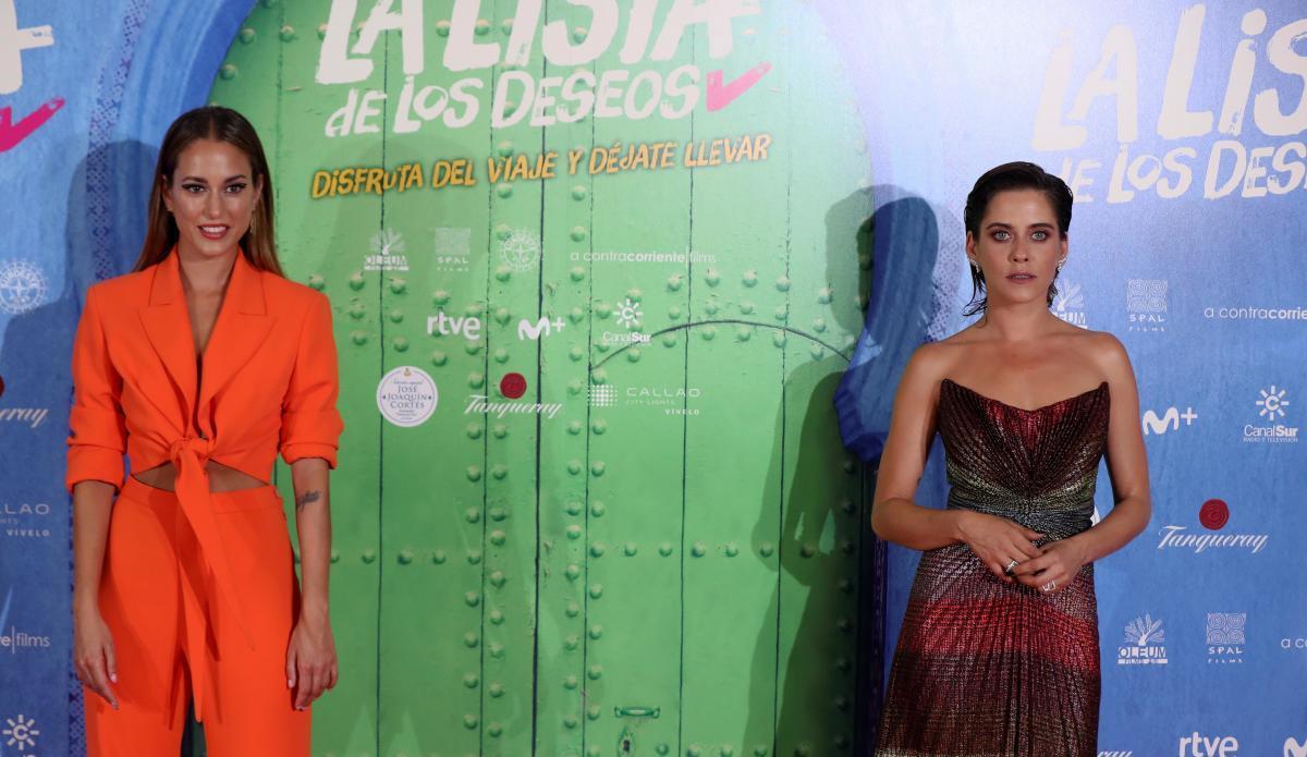 Las actrices Silvia Alonso (i) y María León.