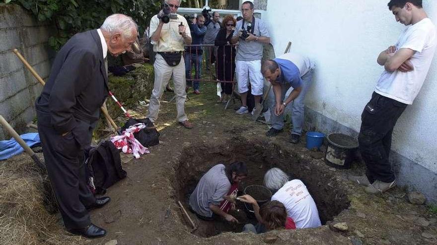 Darío Rivas durante la exhumación de los restos de su padre, fusilado en 1936 en Portomarín. carlos pardellas