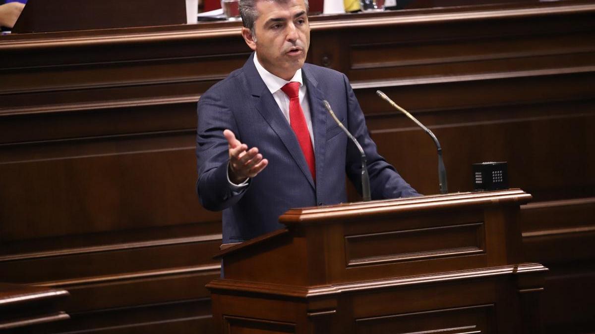 Manuel Domínguez en el pleno del Parlamento de Canarias.