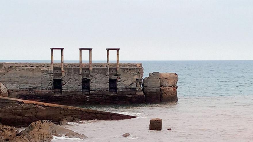 Muelle y playa de Llumeres, Gozón. | MAIA ROZADA