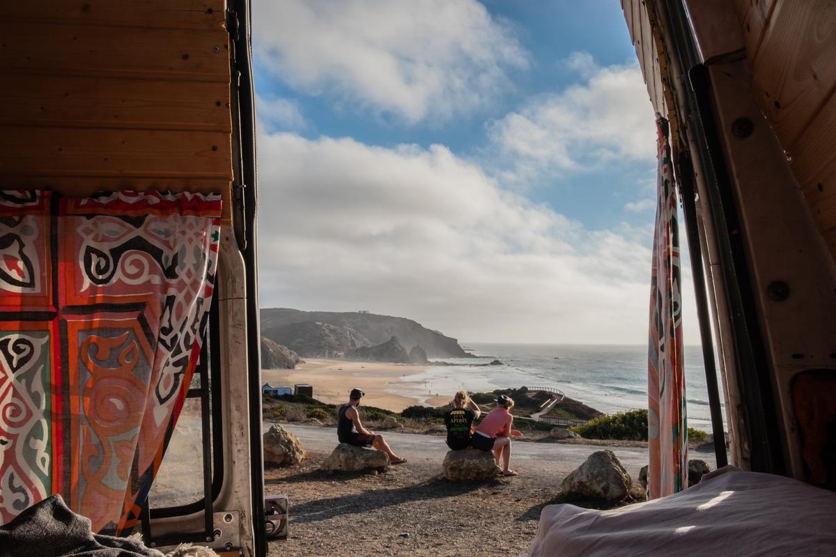 Vistas de la playa Amado, en el Algarve portugués, desde la cama de una ‘camper’. Viajar en furgoneta permite aparcar en los lugares más espectaculares donde pasar el día o la noche ya sea “a pie” de playa o en la montaña. Portugal, por sus imponentes playas y acantilados, un clima cálido y una regulación flexible en cuanto a estos vehículos, fue el pasado verano el destino preferido para este tipo de viajeros que prefirieron salir de España.