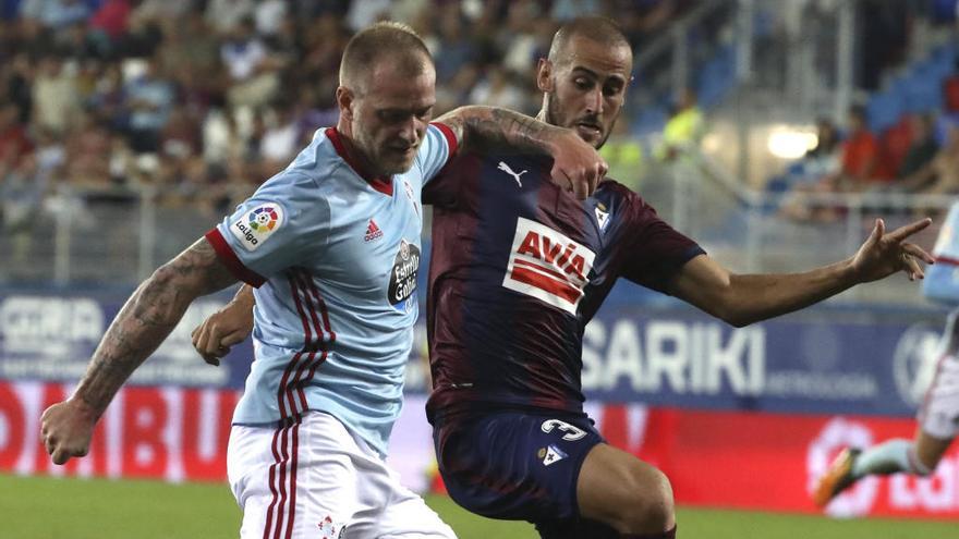 Guidetti se dispone a golpear el balón ante el defensa del Eibar, Alejandro Gálvez. // EFE