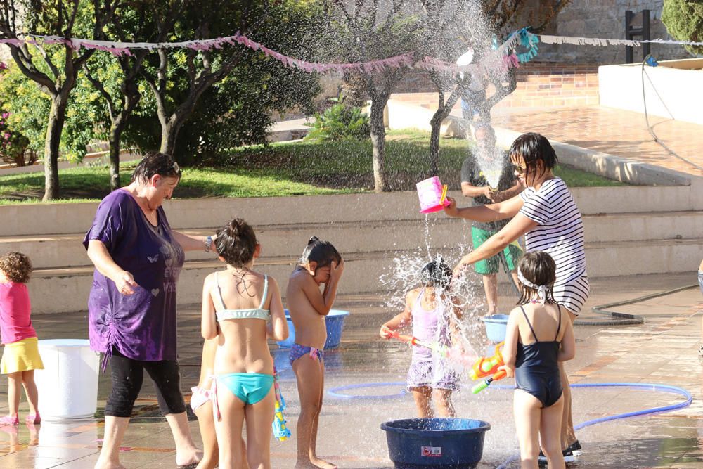 Los más pequeños y los coches antiguos protagonizaron las celebraciones de sa Capelleta, primero con una fiesta del agua y después con la bendición de automóviles por Sant Cristòfol.