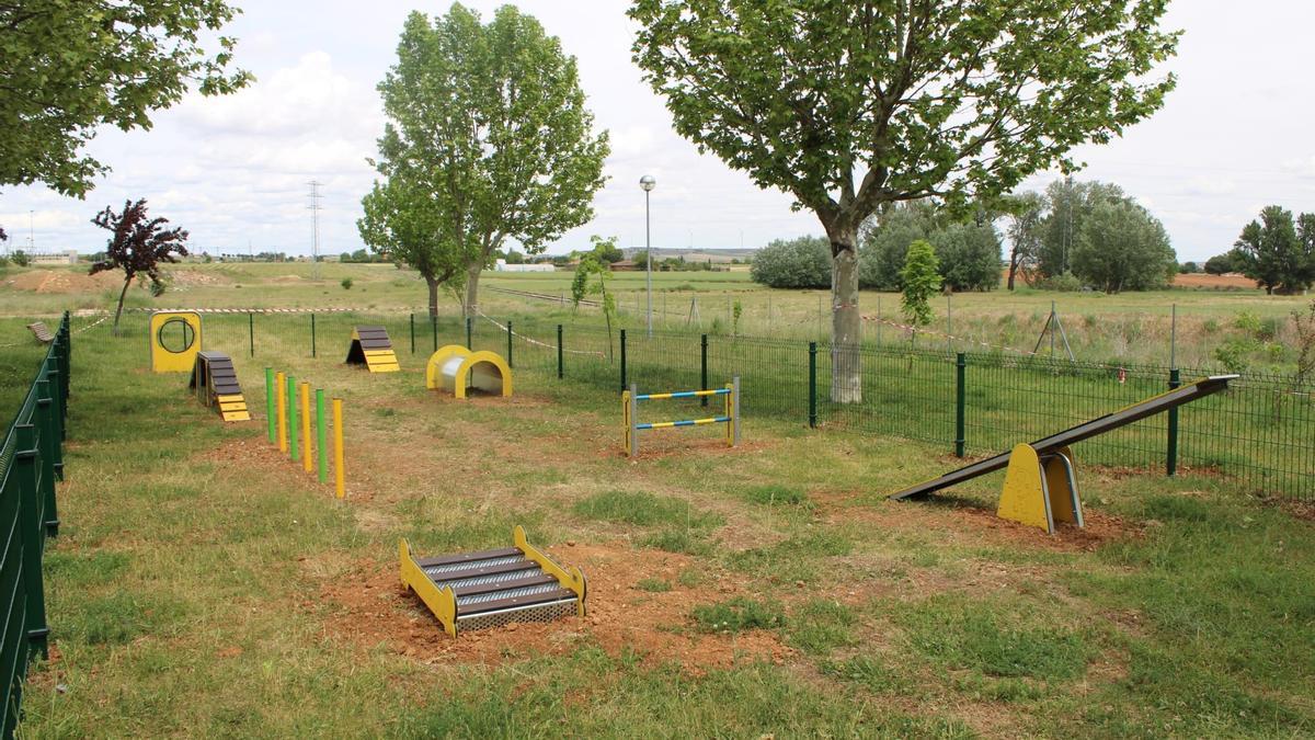 Zamora estrena un superparque canino 'Agility' para los perros