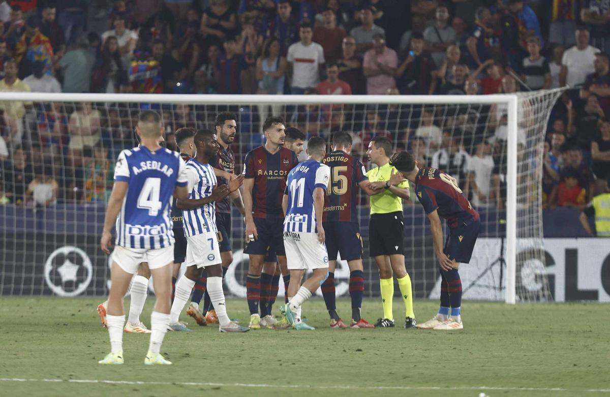Momento de la revisión del dudoso penalti que dejó sin ascenso al Levante.